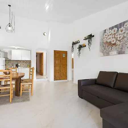 Pool Side Zara וילה